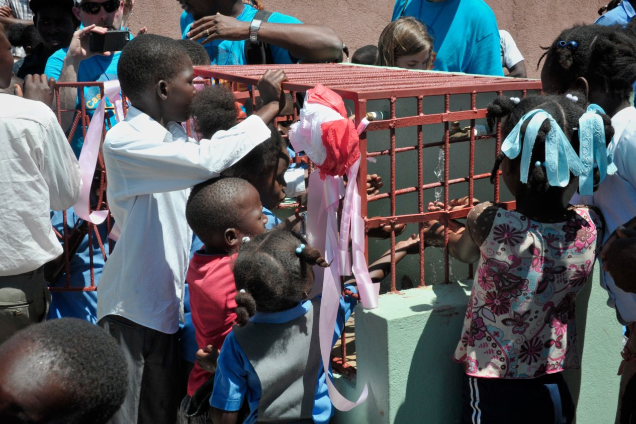 Gros Mangle Children celebrating new freshwater well